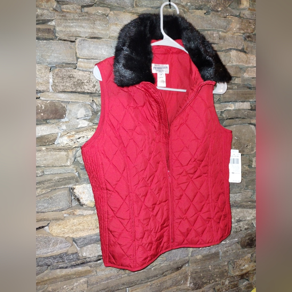 Pendleton NWT red down vest with removable fur collar, size M - Picture 7 of 10